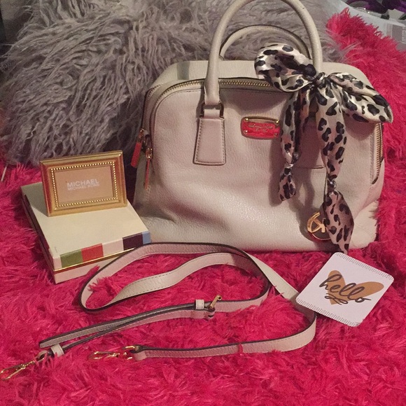 Michael Kors Handbags - 💕🛍JUST IN! Micheal Kors w/ purse tie